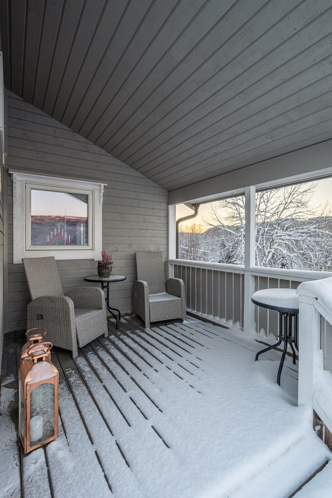 Utenfor spisestuen har boligen en terrasse på 12,5 kvm hvor sommerdager kan nytes til det fulle. Galleribilde