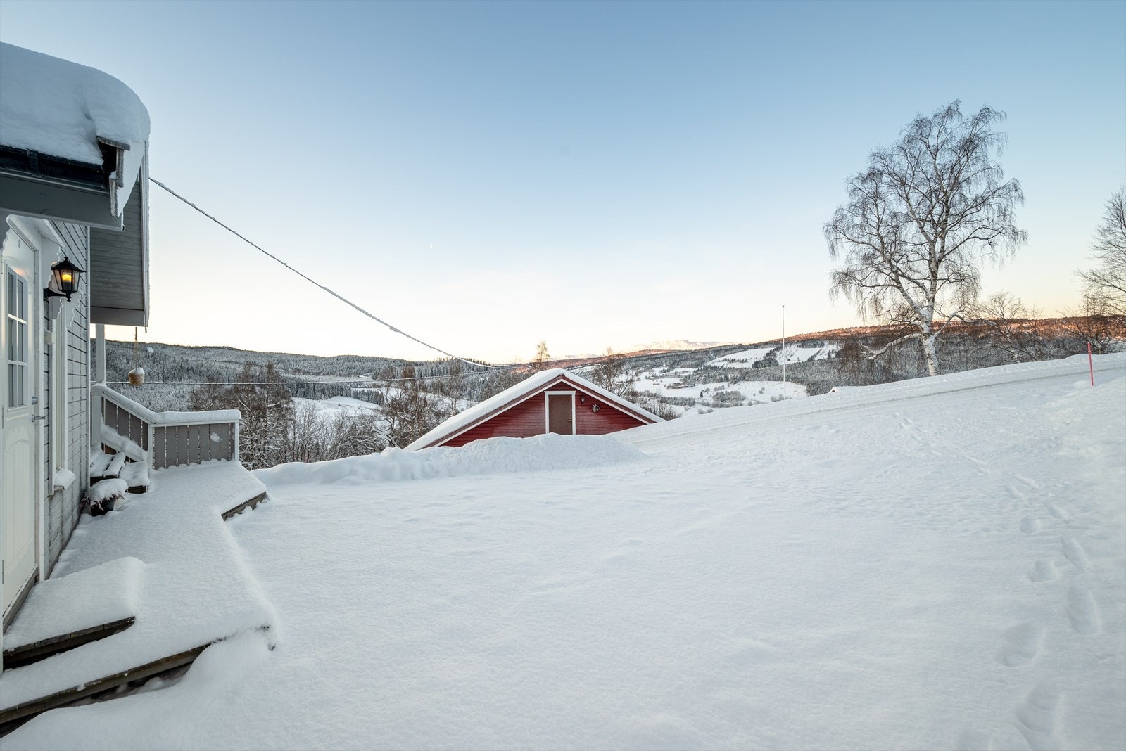 Ved inngangspartiet fra 2016 har boligen en velkomstterrasse på 7,5 kvm og en overbygget terrasse på 6,5 kvm. Galleribilde