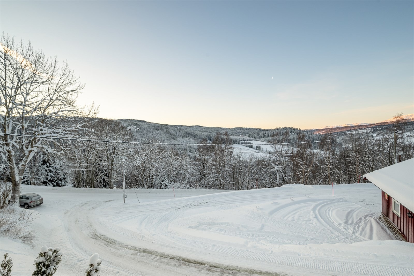Beliggenheten er idyllisk, 8 km fra kommunesenteret Støren, og med nydelige utsiktsforhold. Galleribilde