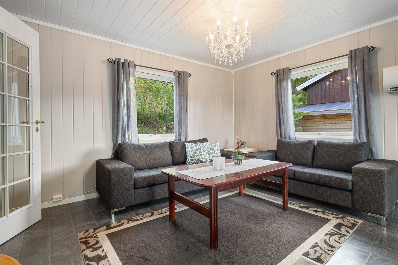 I stuen er det god plass til sofagruppe, og som oppvarming er det varmepumpe. Galleribilde