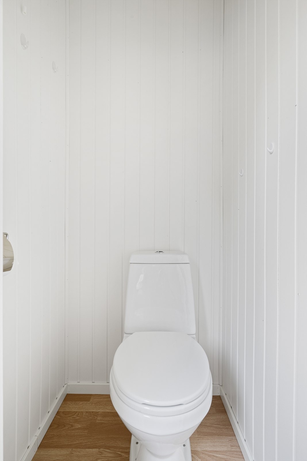 I tillegg til badet har boligen et toalettrom i tilknytning til trapperommet. Galleribilde