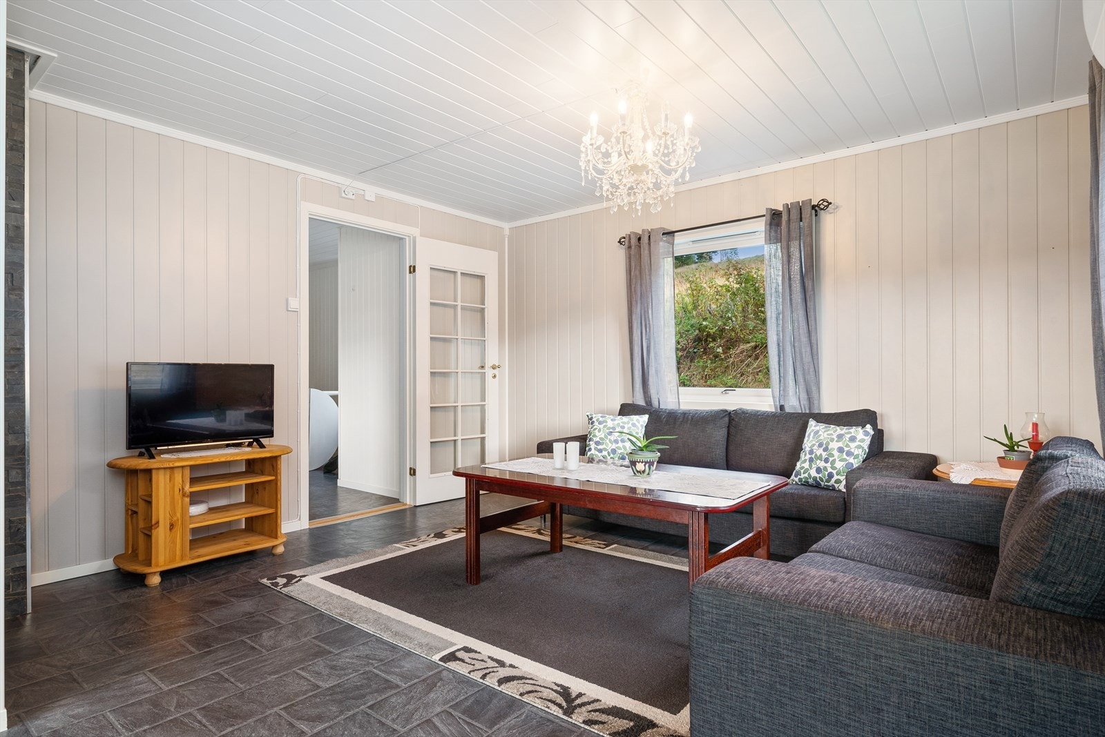 I første etasje er det delvis åpen løsning mellom stue, spisestue og kjøkken. Galleribilde