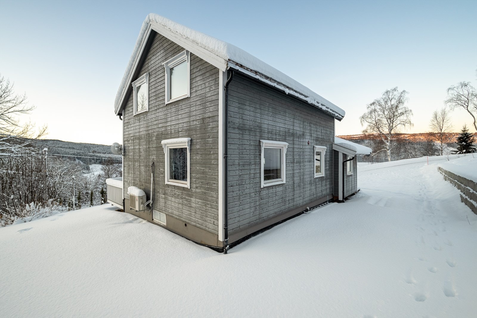 Rundt deler av boligen er det en koselig hage med plen og tujahekk. Galleribilde