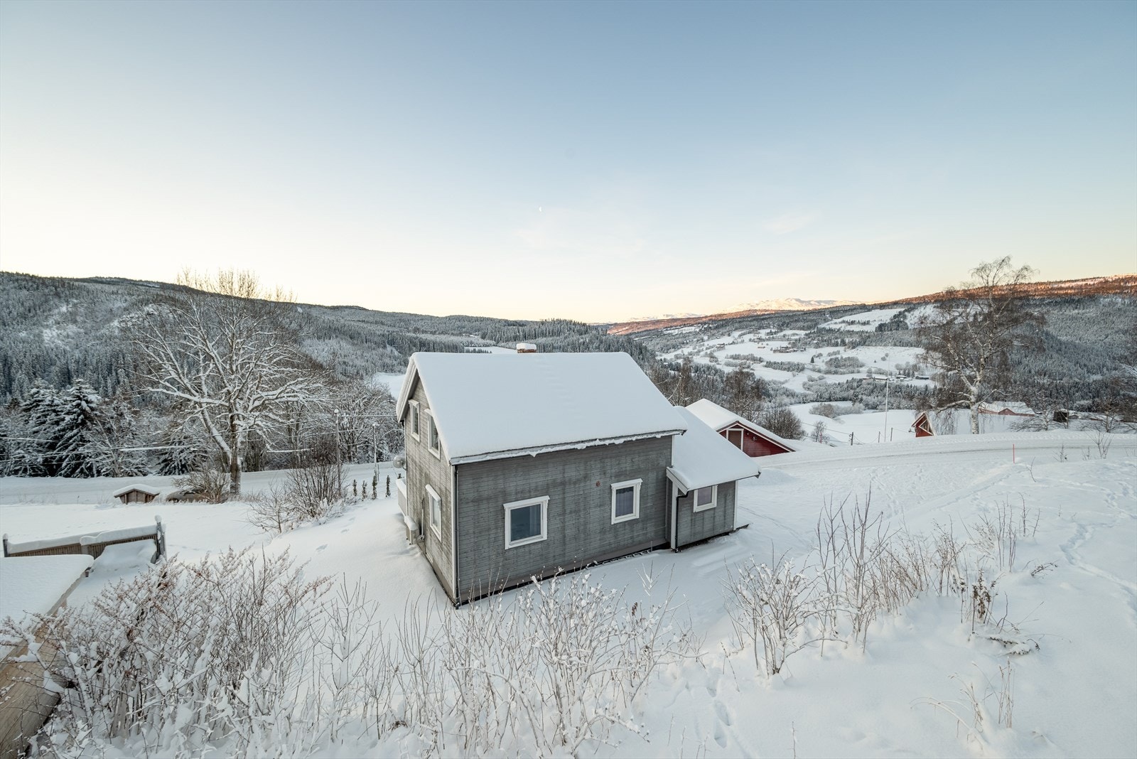 Ytterkledningen var ny i 2015/16. Rundt grunnmuren ble det isolert og drenert samme år. Galleribilde