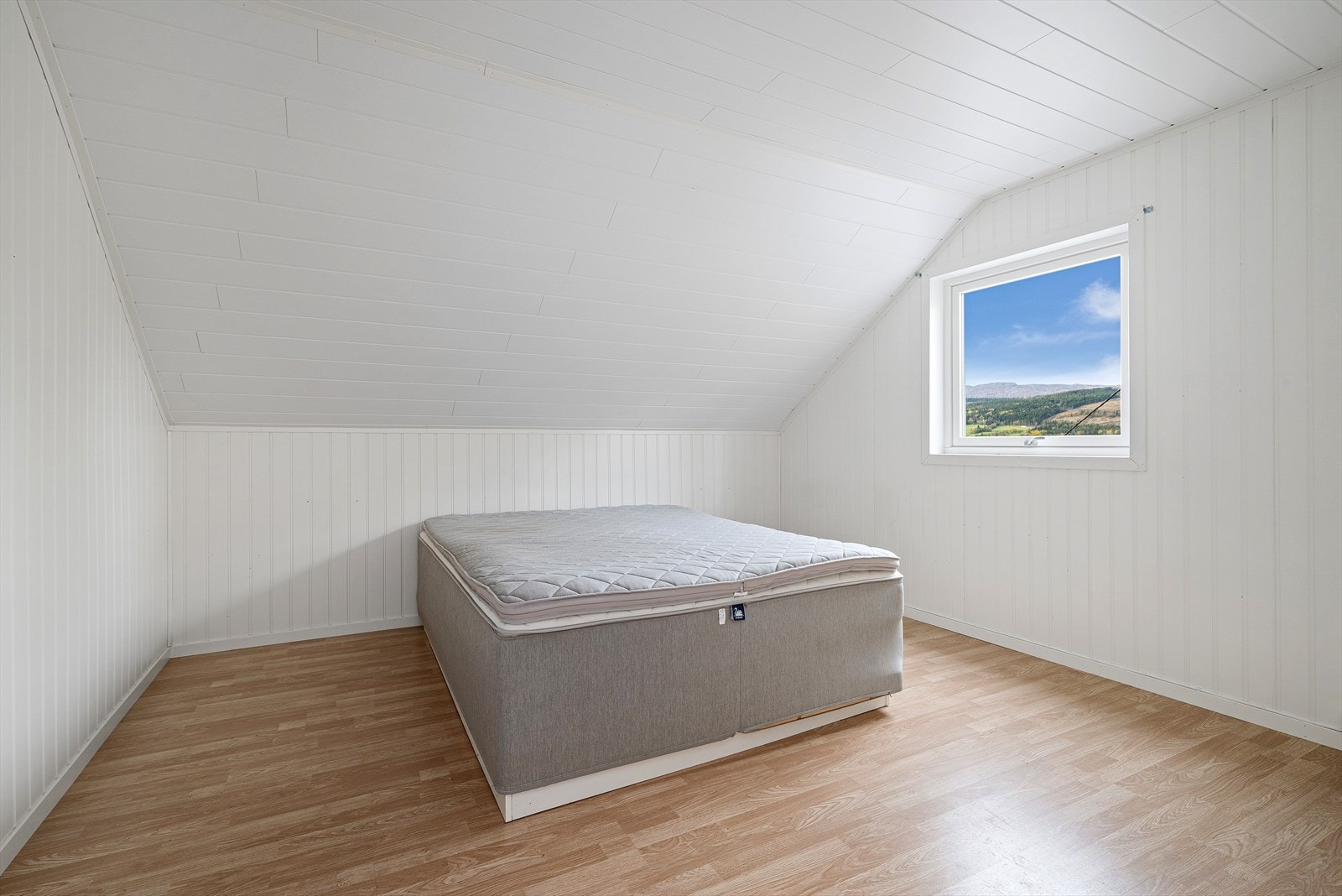 På hovedsoverommet er det god plass til dobbeltseng og her kan man våkne til vakker natur. Galleribilde