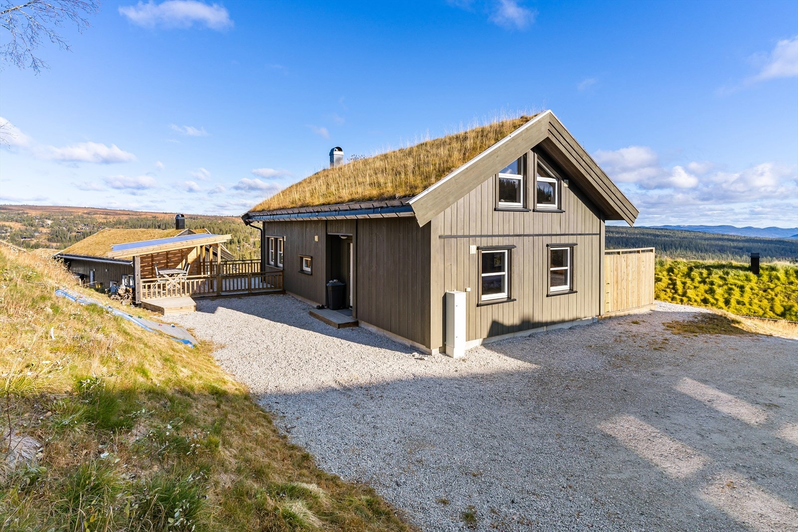 Pent opparbeidet tomt med plass til parkering. Galleribilde