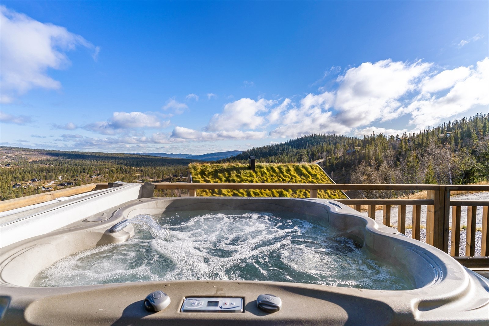 Terrasse med plass til jacuzzi. Fra terrassen er det nydelig utsikt over Vegglifjell hyttefelt. Galleribilde