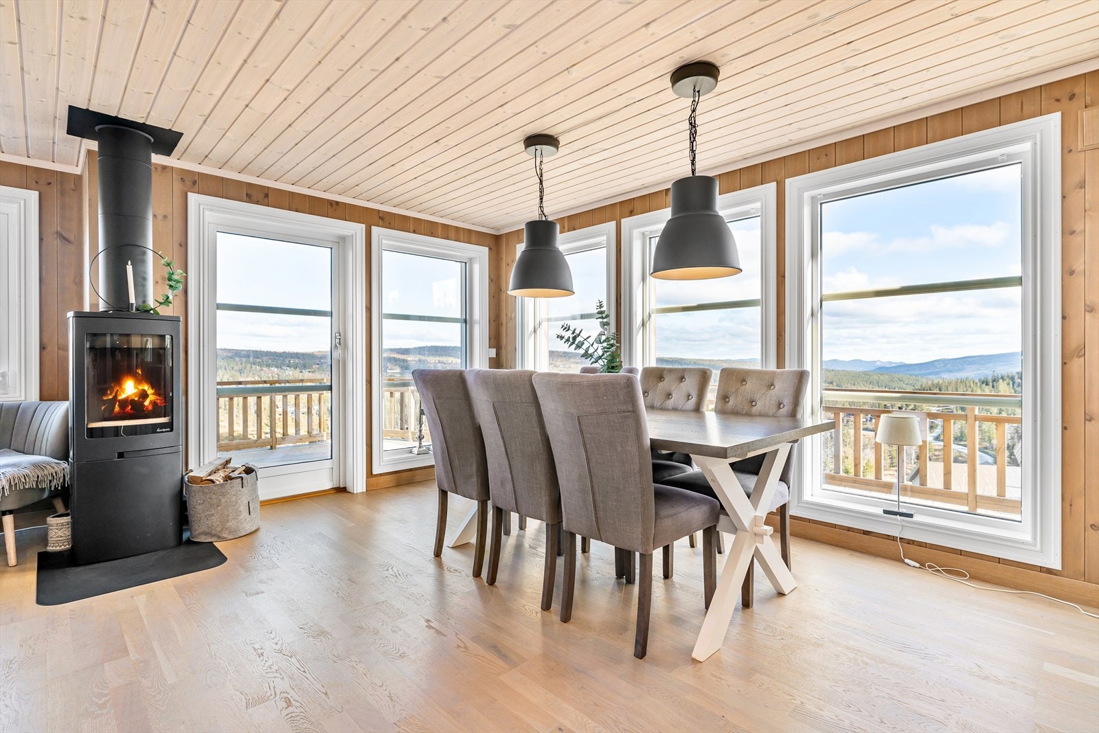 Stue har også god plass til spisegruppe. Galleribilde