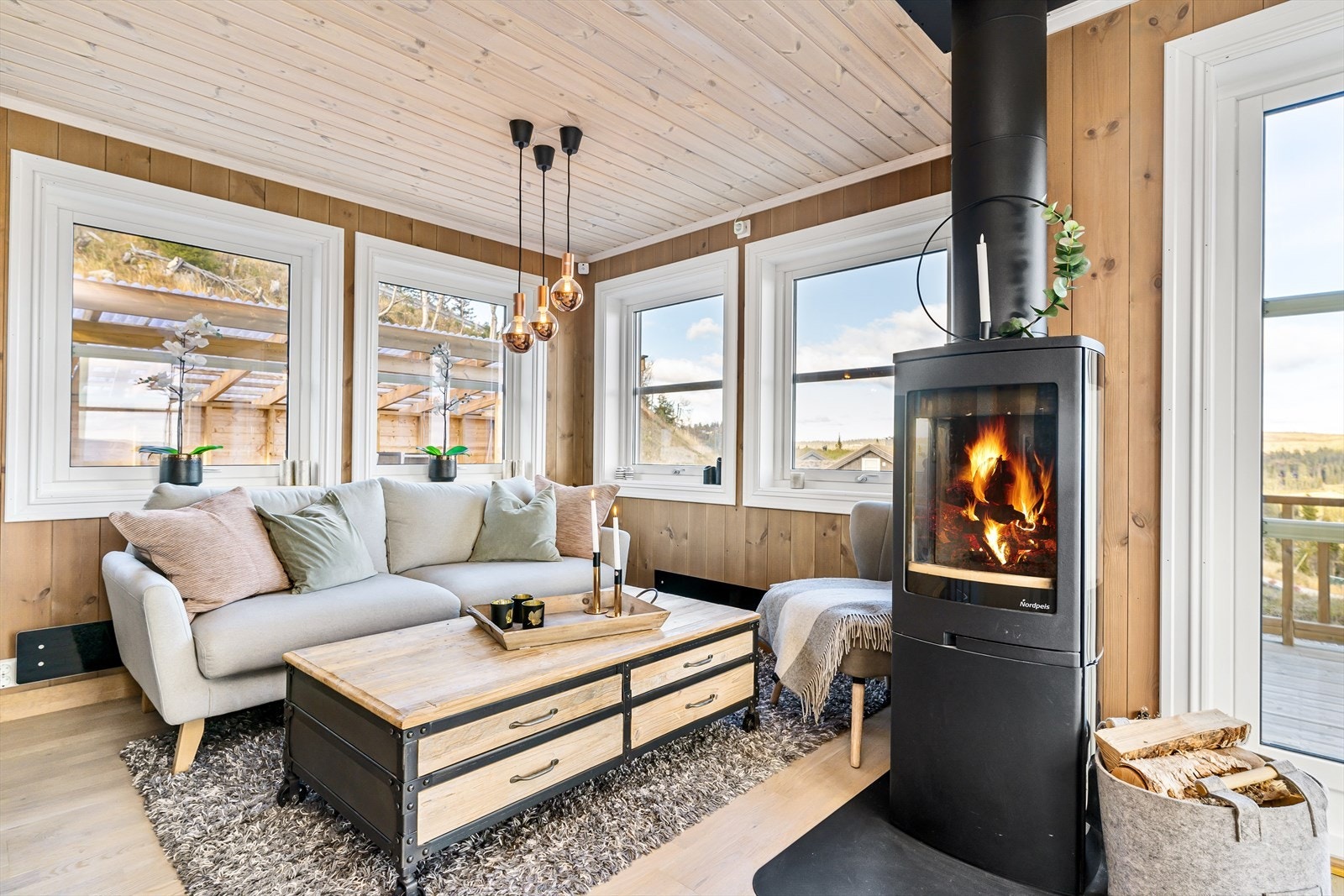 Stue med god plass til sofagruppe. Peis er sentralt plassert. Galleribilde