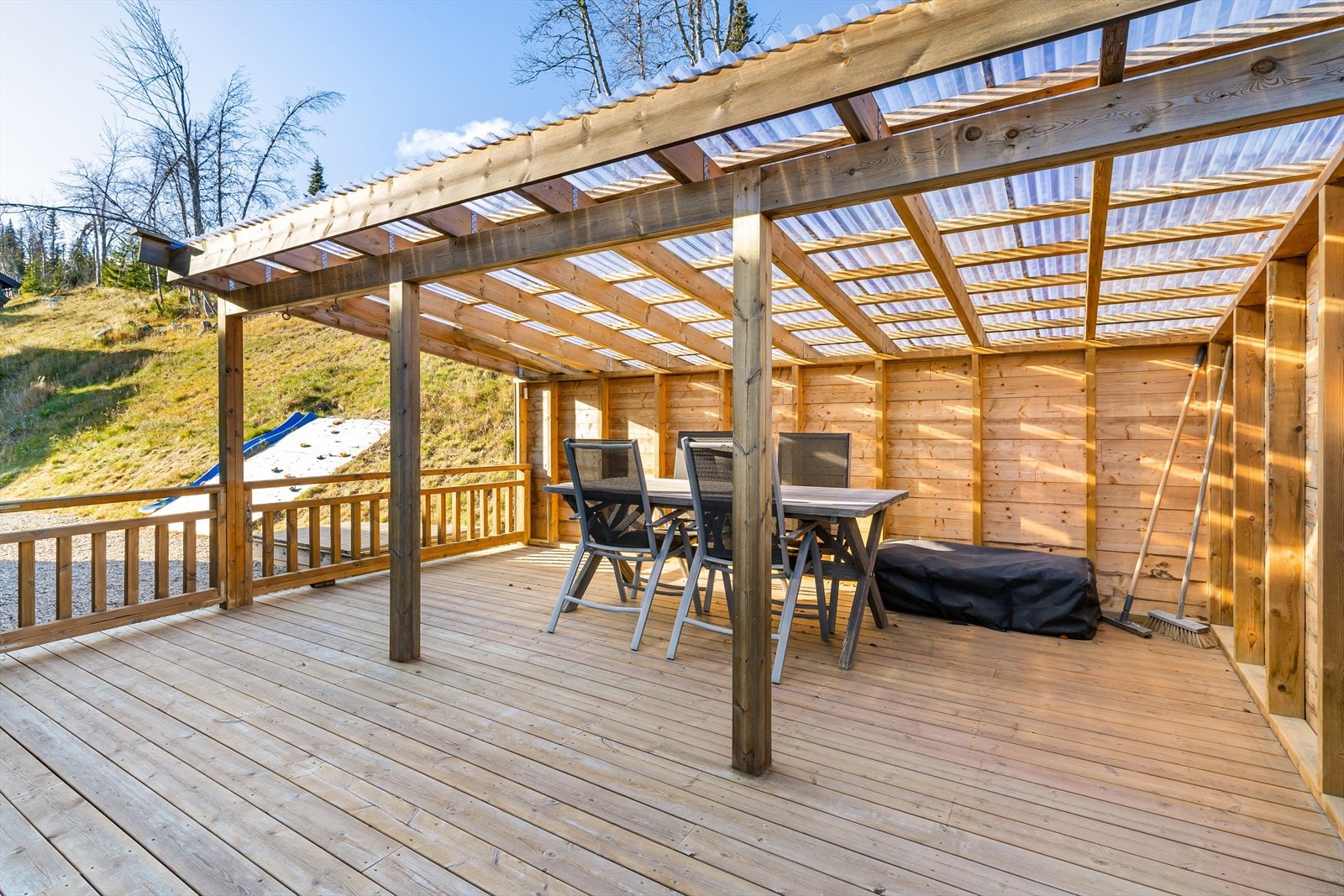 Terrasse har god plas til utemøbler og har takoverbygd terrasse. Galleribilde