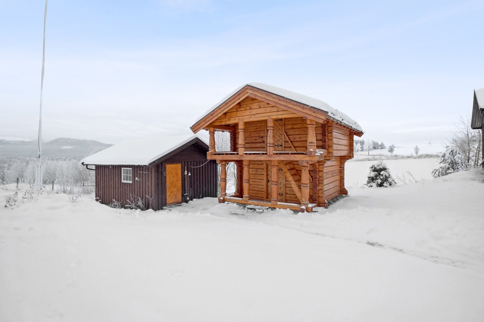 Fint stabbur, med god standard. 8" laft. Isolert snekkerverksted ved siden av. Galleribilde