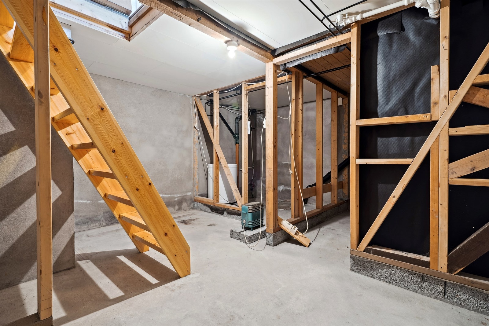 Kjeller på ca 20 m2, med mye lagringsplass. Galleribilde
