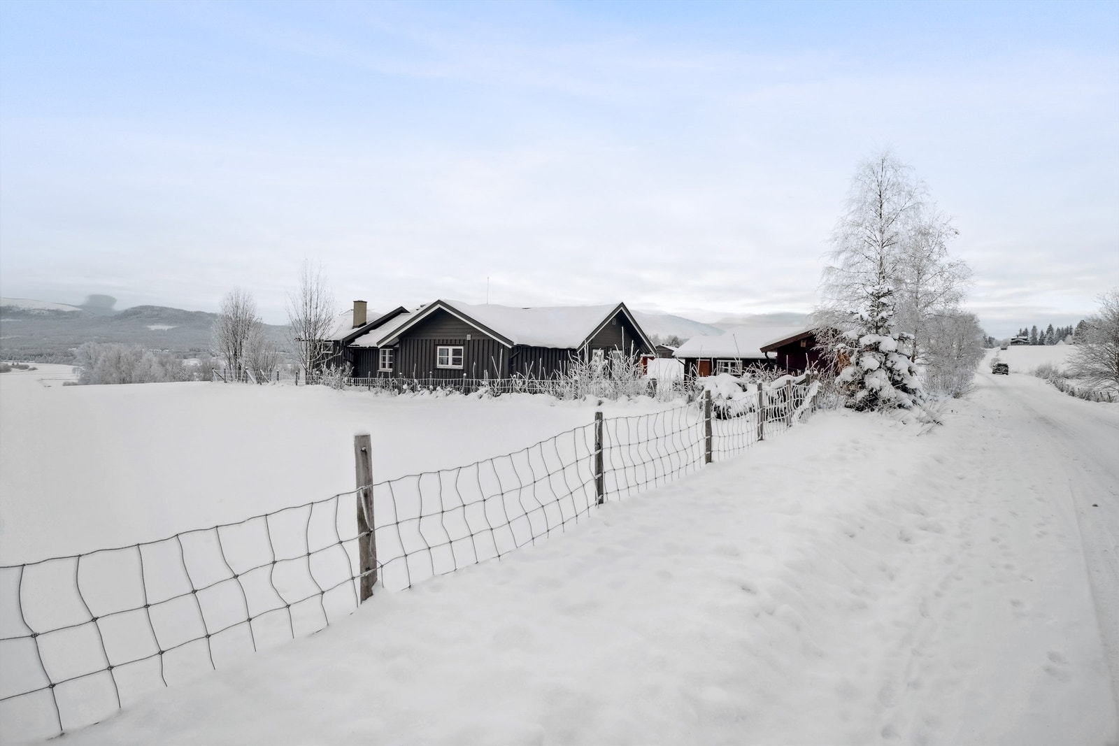 Eiendommen ligger i en blindvei, med lite trafikk forbi. Galleribilde