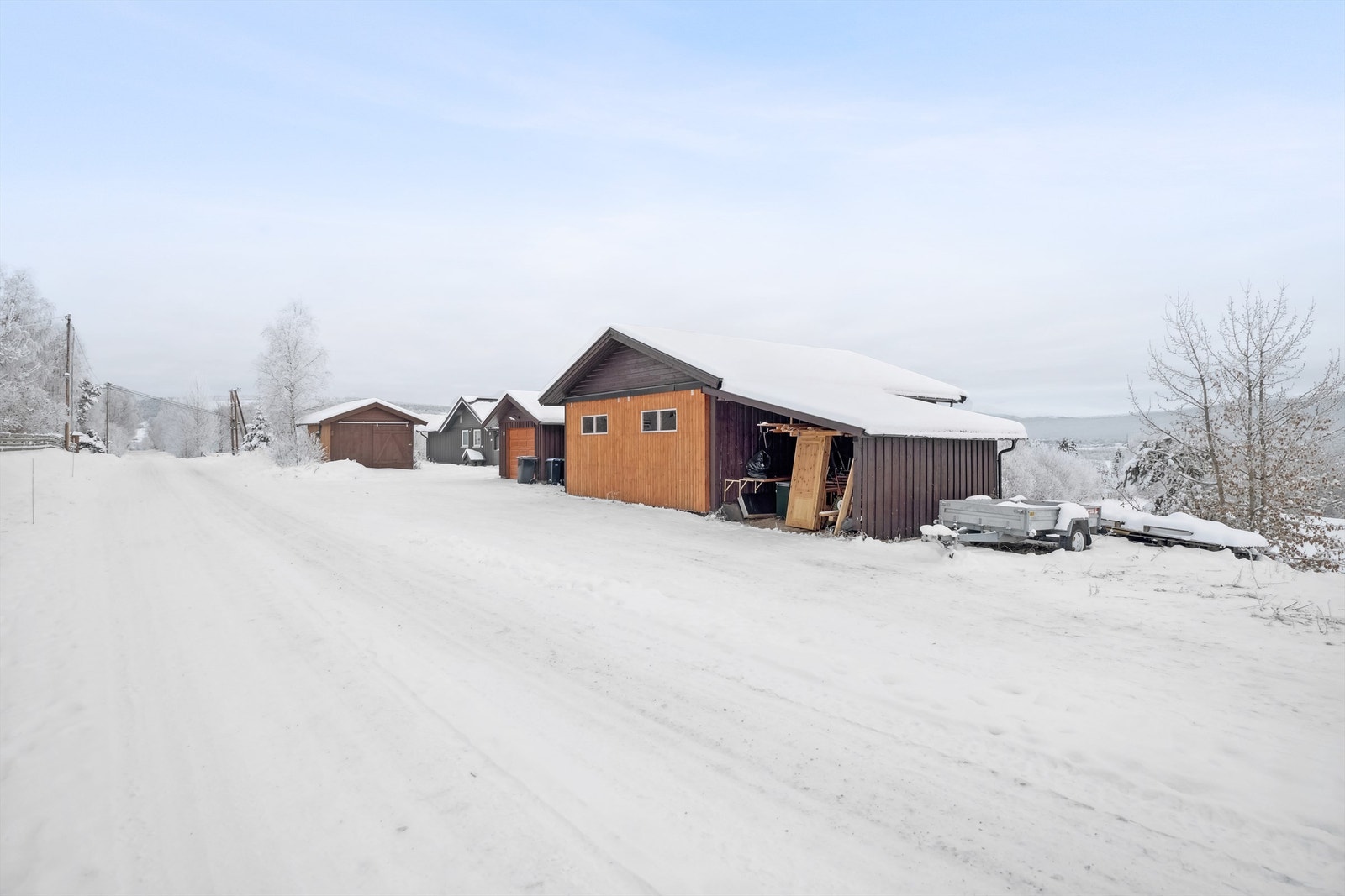 Traktorgarasje på 62 m2, fra 2007. God takhøyde. Galleribilde