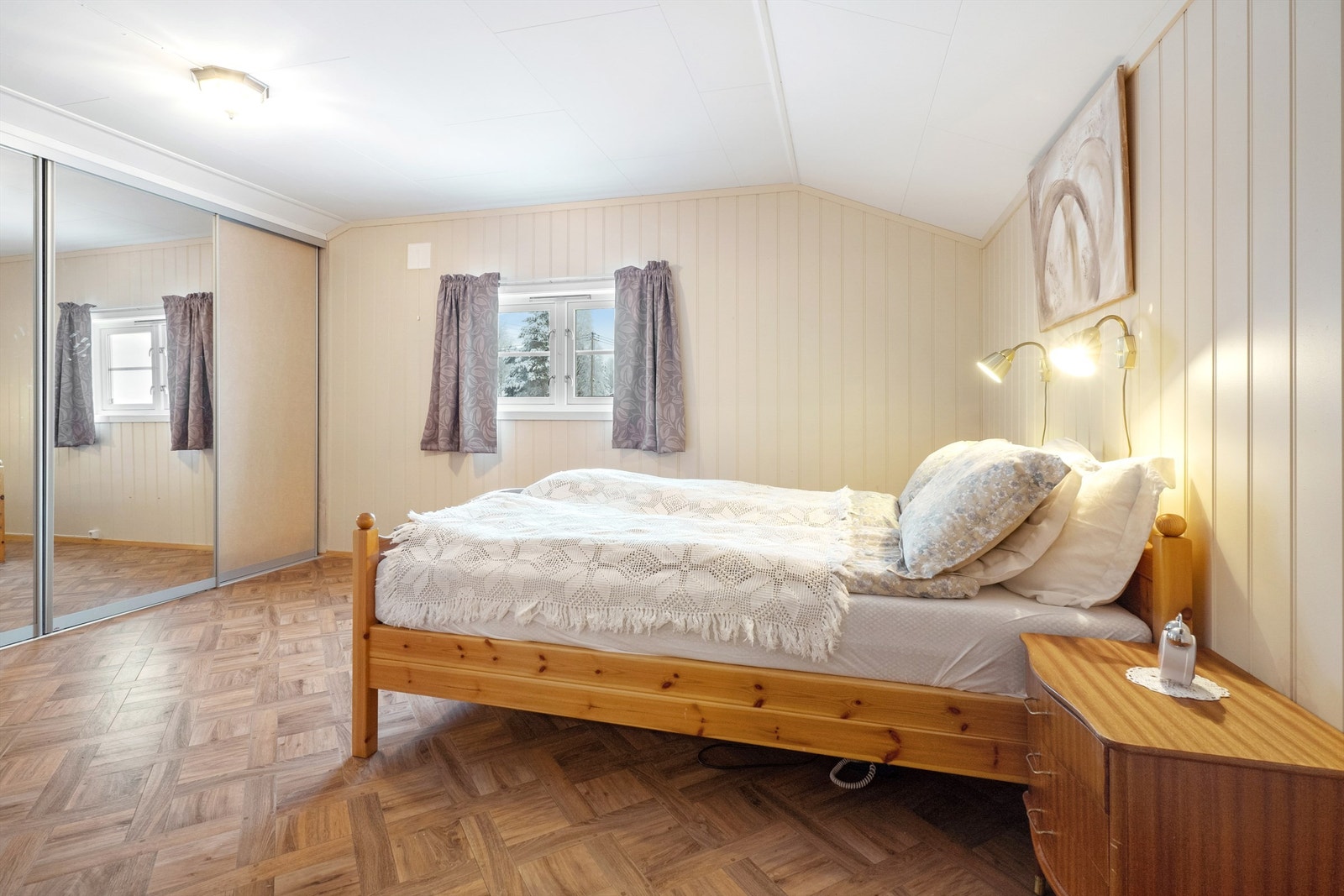 Stort og luftig rom, med skyvedørsgarderobe. Rommet tilfredsstiller ikke krav til varig opphold. Galleribilde