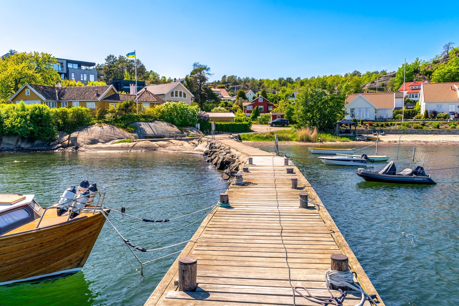 Det er tinglyst båtplass for jolle og privat badestrand Galleribilde
