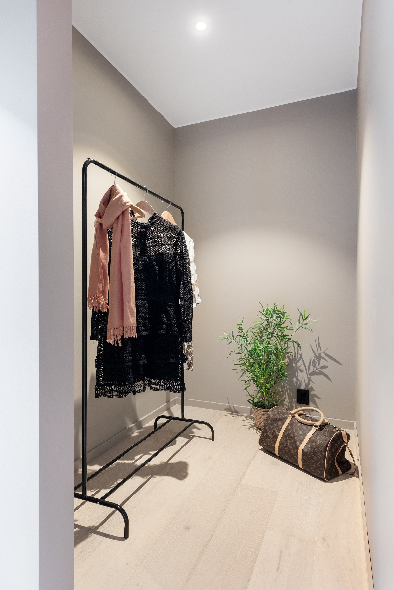 Egen walk-in garderobe på hovedsoverommet Galleribilde
