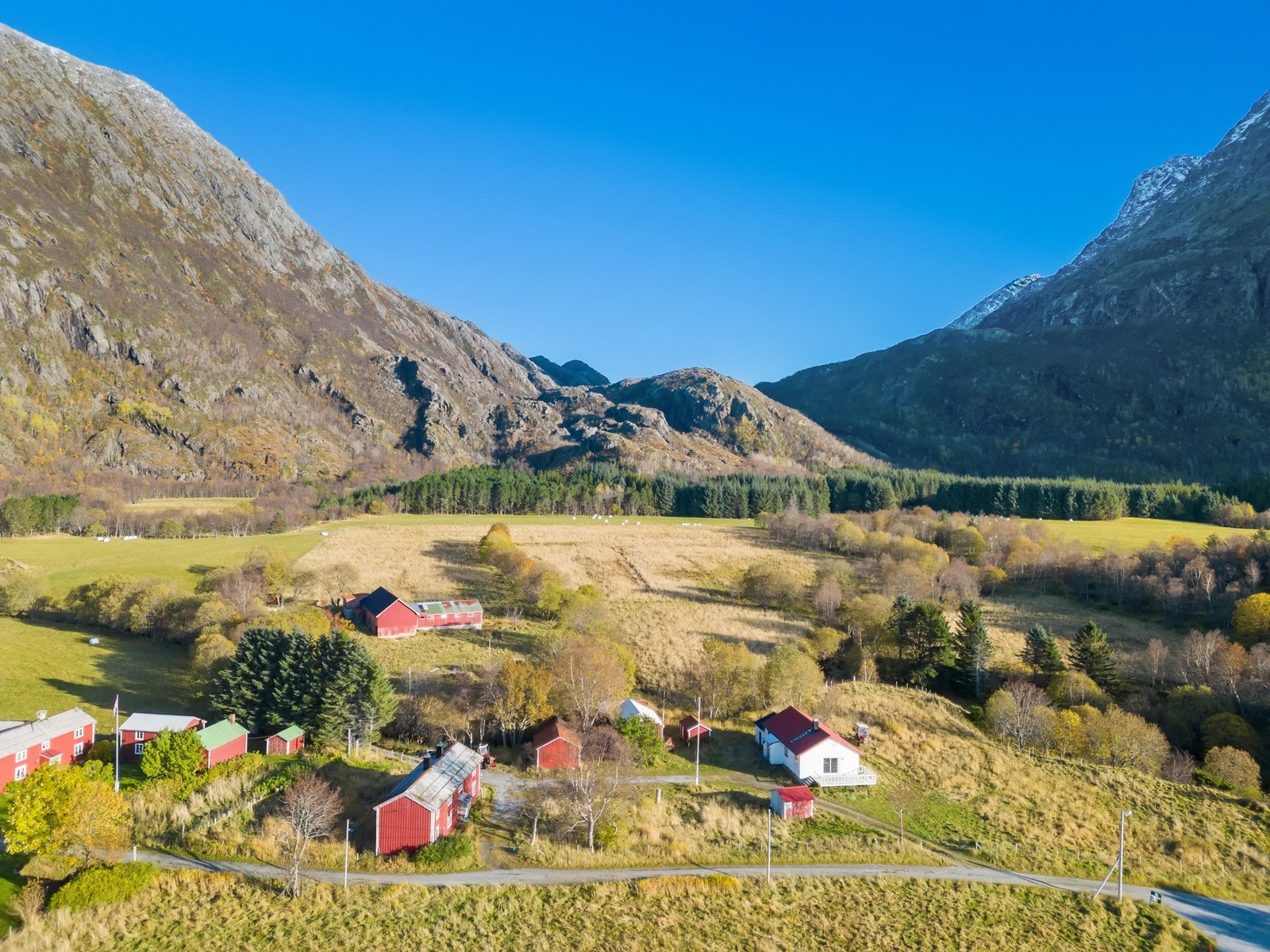 Dette er et idyllisk sted med nærhet til både hav og fjell. Galleribilde