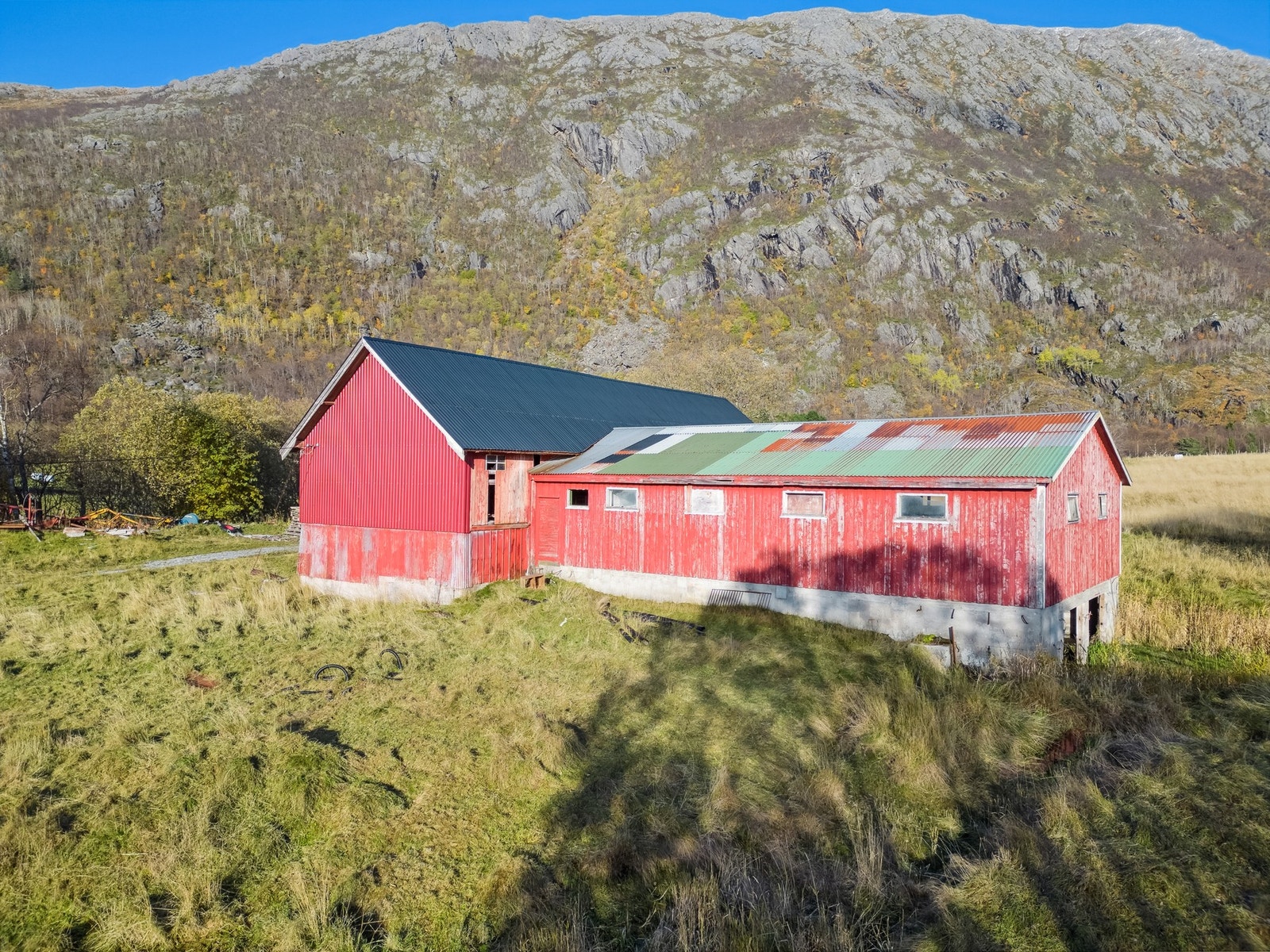 Driftsbygning som er påbygd på begynnelsen av 80- tallet. Galleribilde