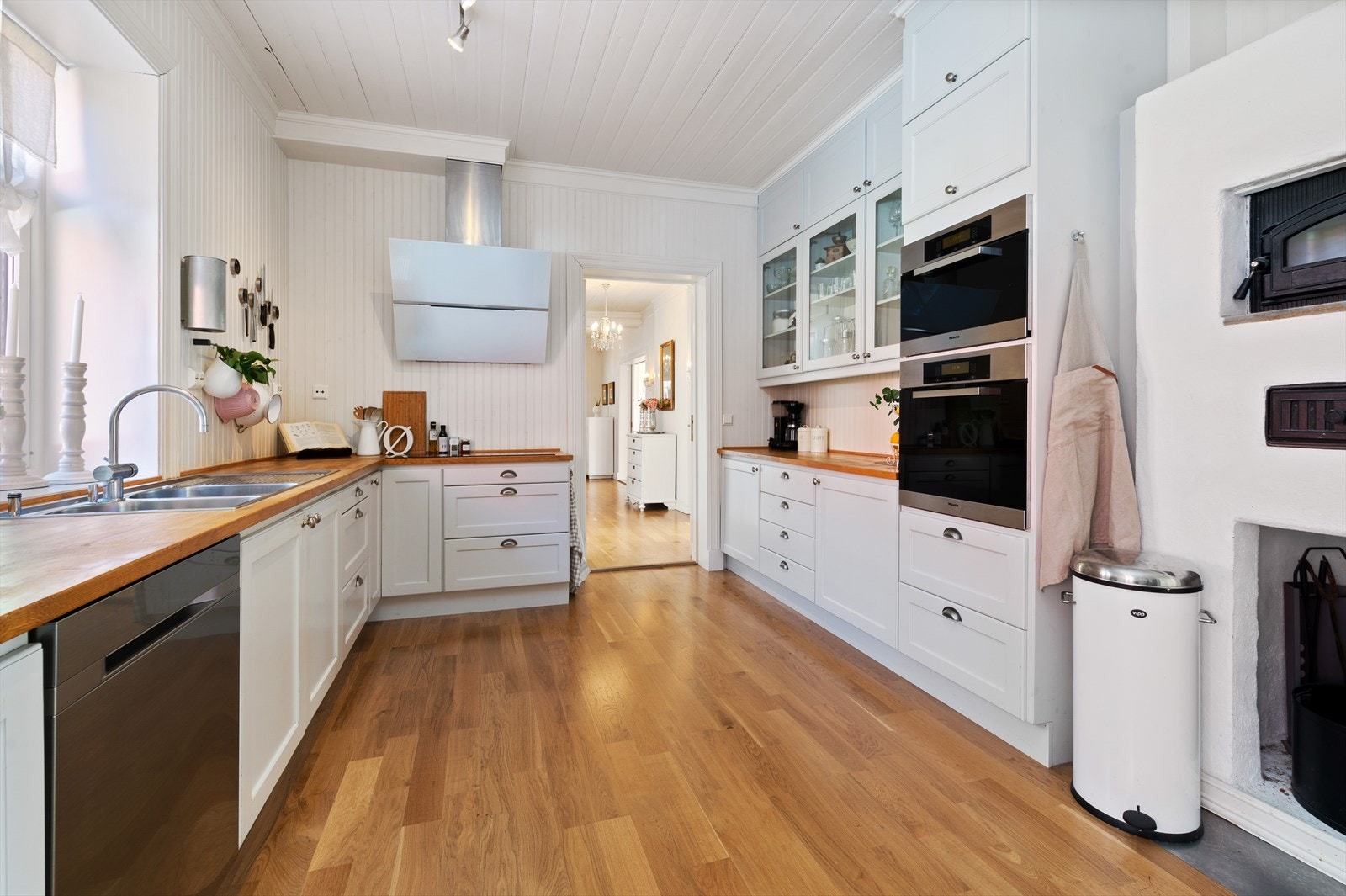 Romslig kjøkken med innebygde hvitevarer Galleribilde