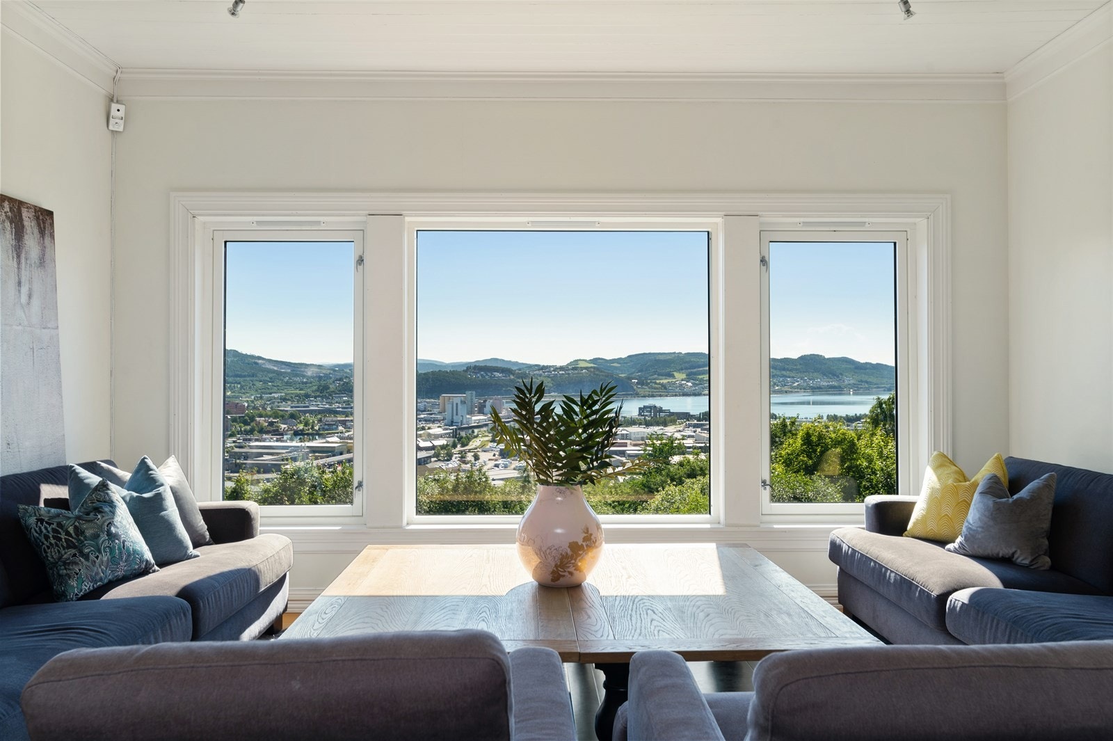 Stue 2.Etasje med flott utsikt utover byen og fjorden Galleribilde