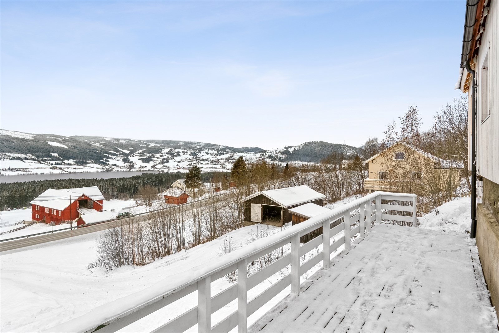 Fra terrasse på nedsiden kan man nyte solen og utsikten, sommer som vinter! Galleribilde