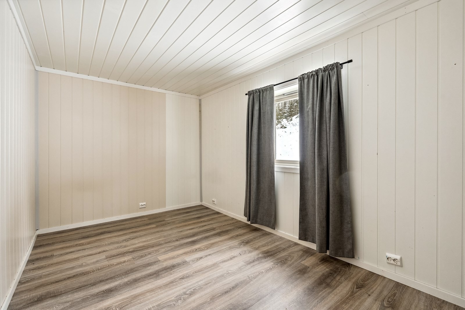 Boligen har tre soverom med laminatgulv og malte mdf-plater. Soverom 1 er av god størrelse. Galleribilde