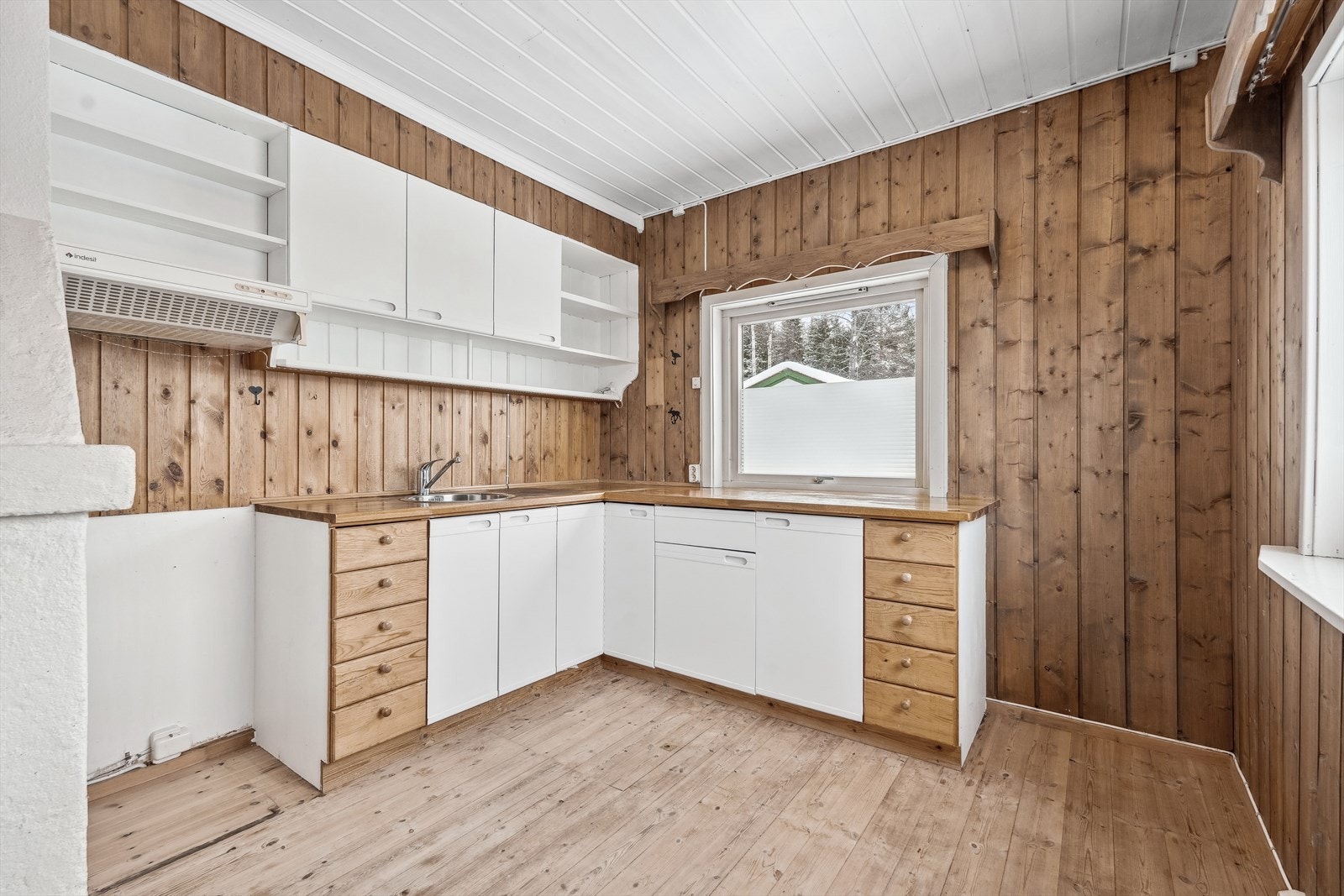Kjøkkenet ligger i åpen løsning med stuen. Kjøkkeninnredningen er av malte plater, og benkeplate i heltre. Galleribilde