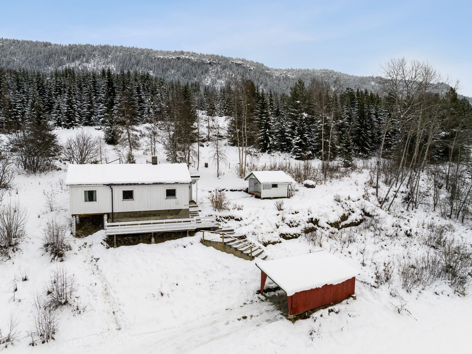Eiendommens bebyggelse består av enebolig, to uthus og carport med bod. Galleribilde