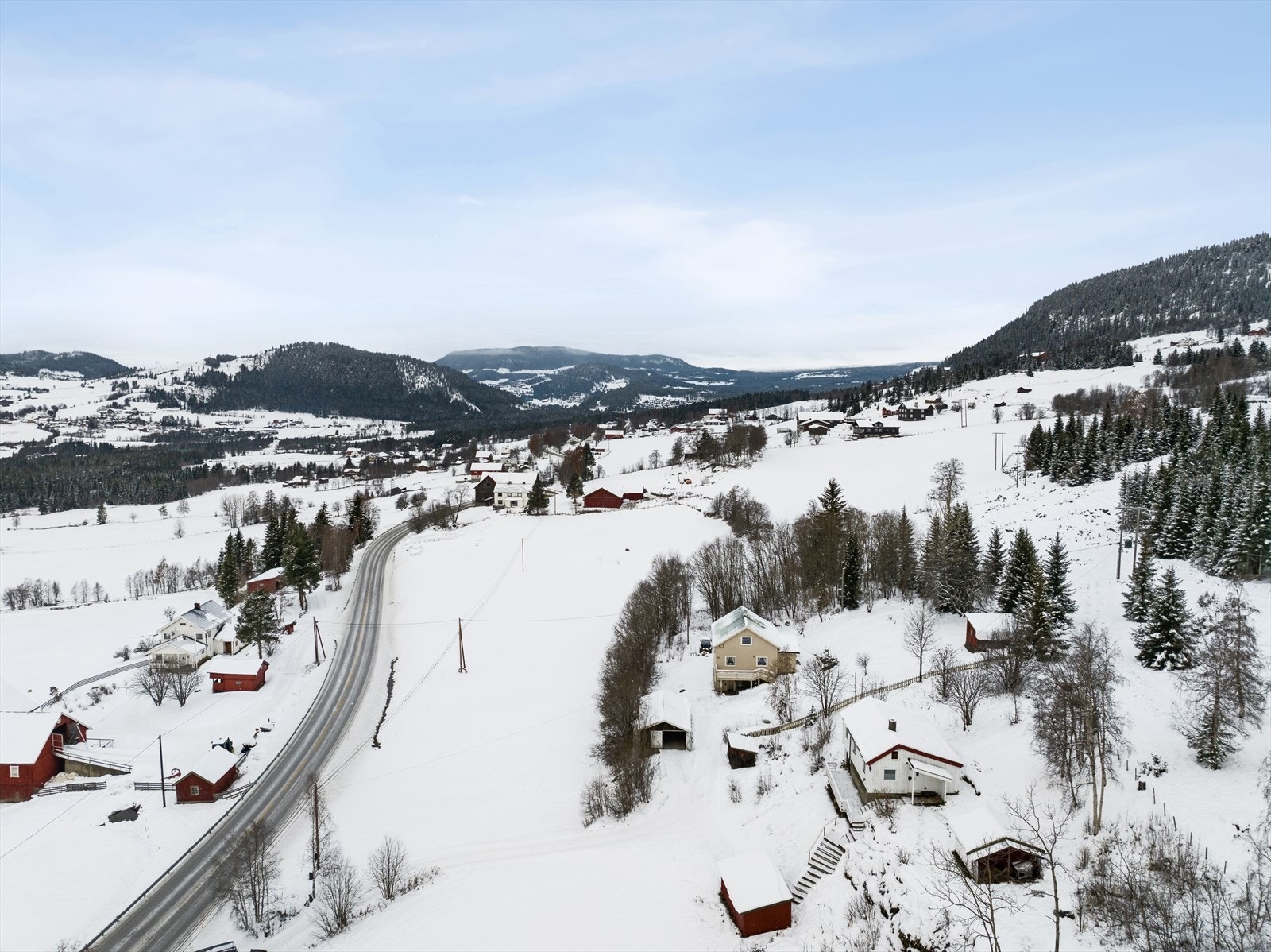 Sentral beliggenhet med kort avstand til det man måtte trenge. Kun 17 km til Fagernes, og 20 km til Beitostølen. Galleribilde