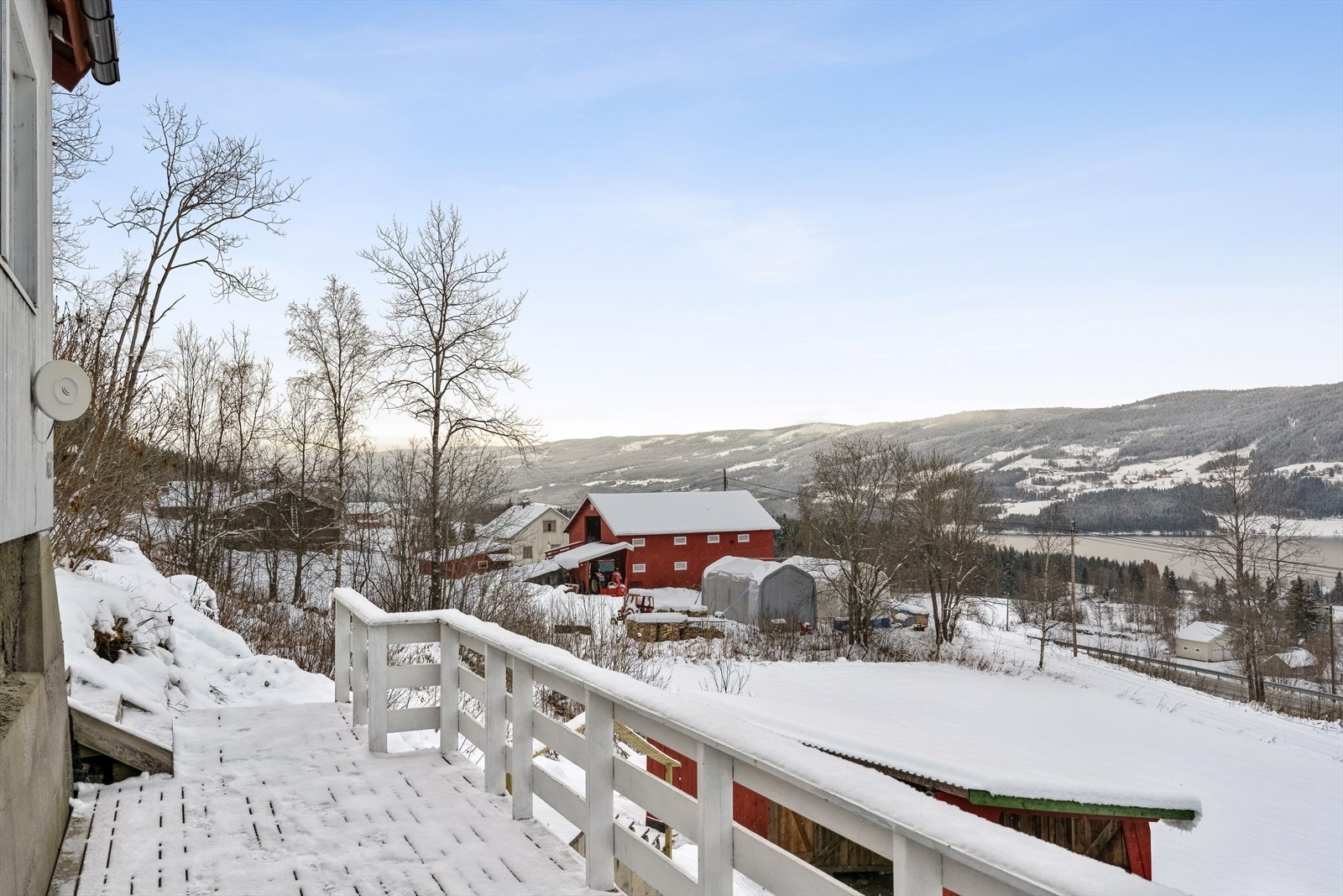 UtI boligområdet rundt Heggenes og Rogne finnes et nettverk av stier, grusveier og fine turmuligheter, blant annet langs elva Vinda. Kort vei til flotte fjell- og friluftsområder med merkede turstier og stølsveier. Galleribilde