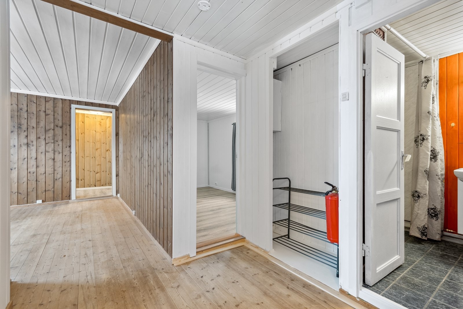 I entréen er det plass til å henge fra seg yttertøy og sette fra seg skoene. Fra entréen er det også tilkomst til ett lite kott. Galleribilde