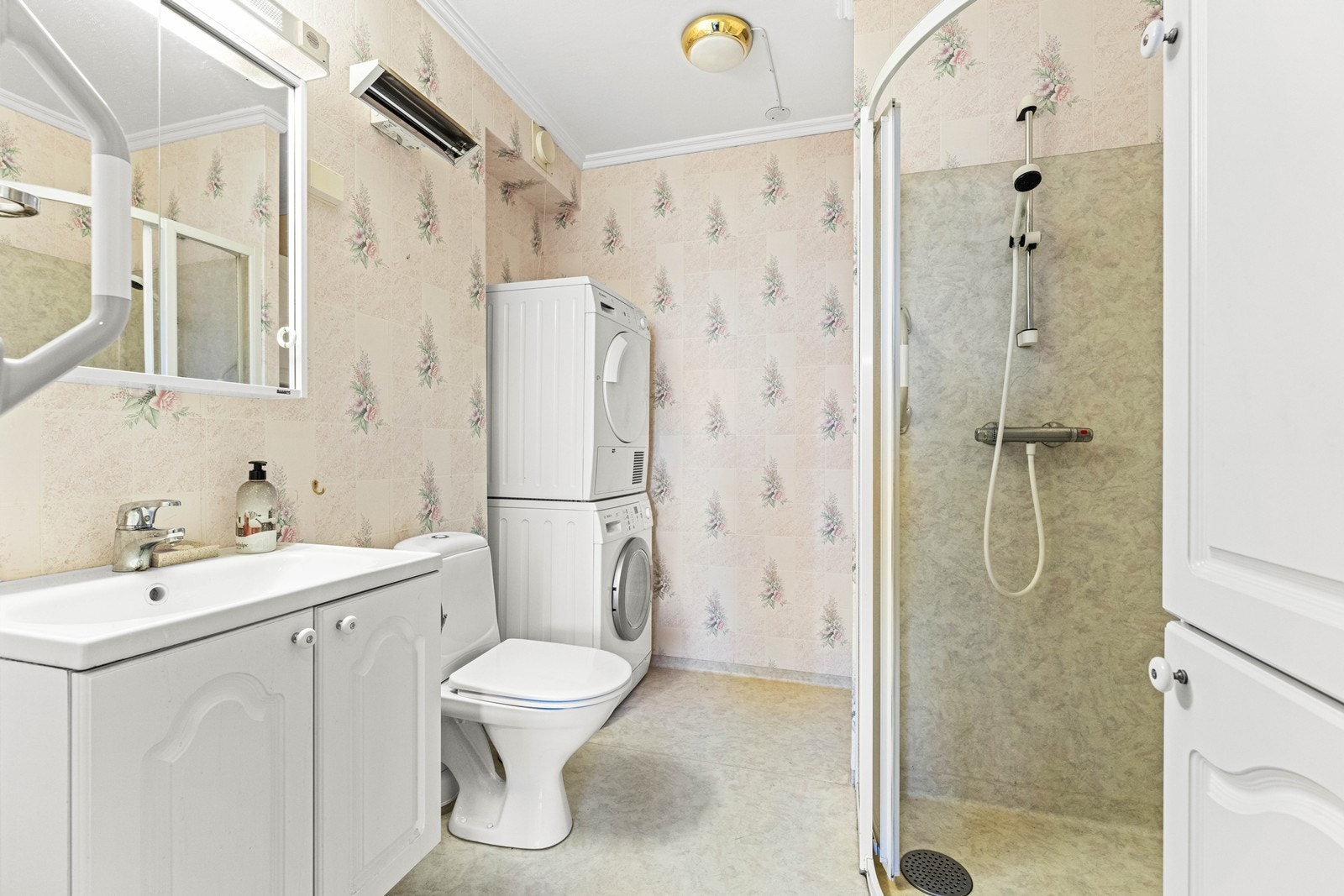 Bad med wc, vask og dusj. Opplegg for vaskemaskin Galleribilde
