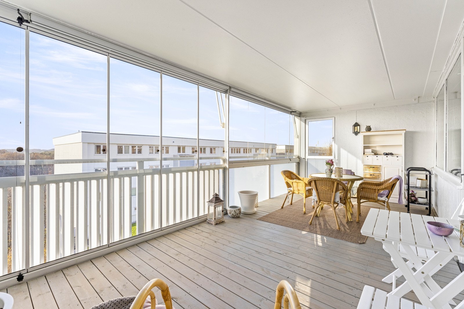 Stor, solrik veranda Galleribilde