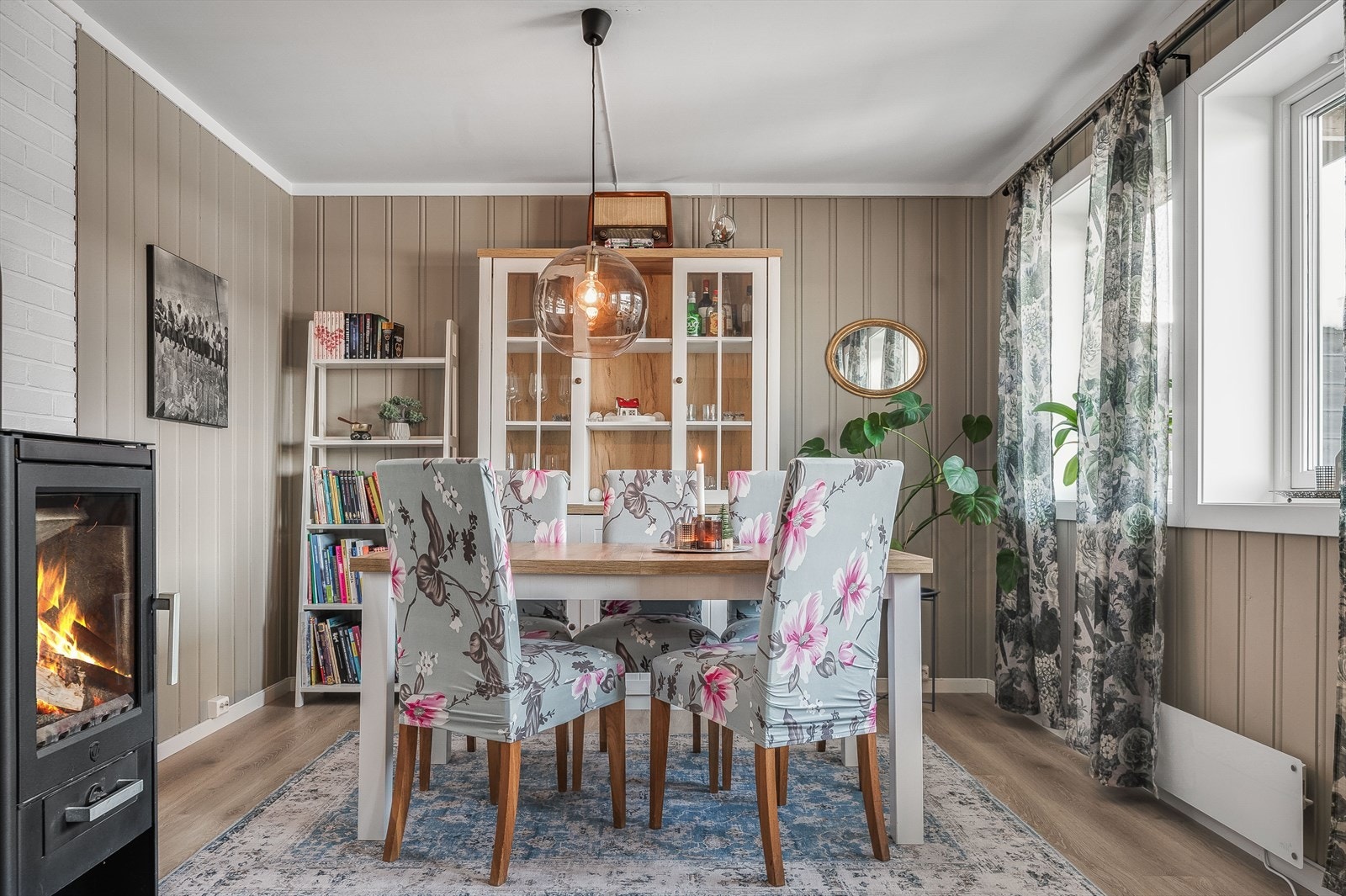 Peisovnen er en fin detalj i rommet, samtidig som den gir god varme når den er tent. Galleribilde