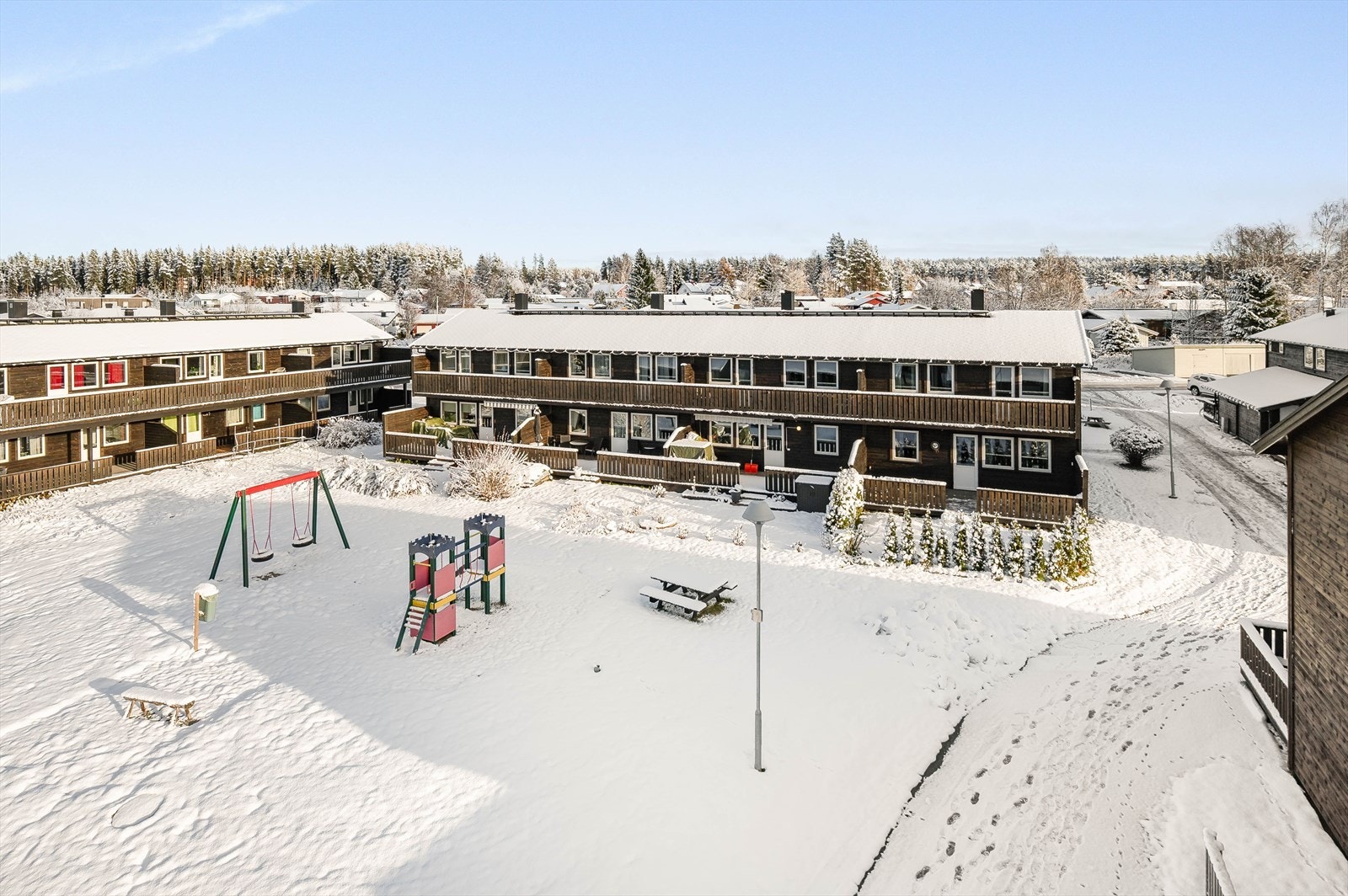 Rekkehuset ligger i et populært boligområde på Hanstad som er godt tilrettelagt for både barnefamilier og voksne. Galleribilde