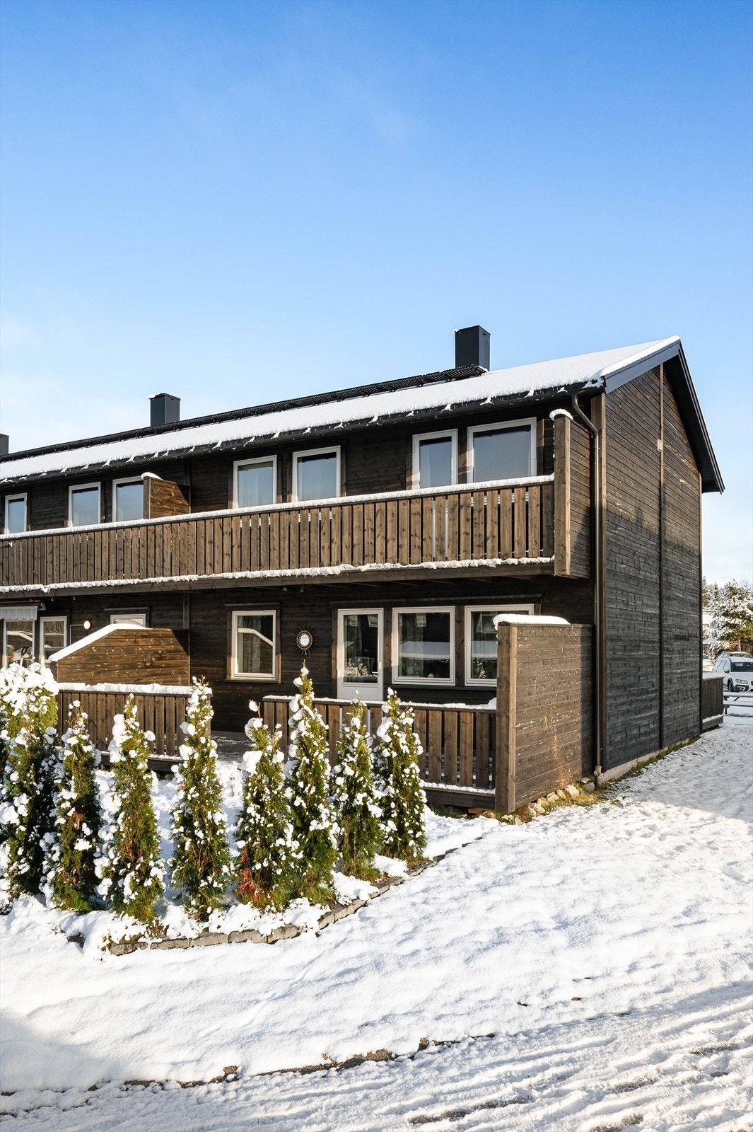 Fellestomten er opparbeidet med asfalterte internveger, gressplen og diverse beplantning som syrin og hekk. Borettslaget har barnevennlige og fine uteområder med lekeplasser og sittegrupper for beboerne. Galleribilde