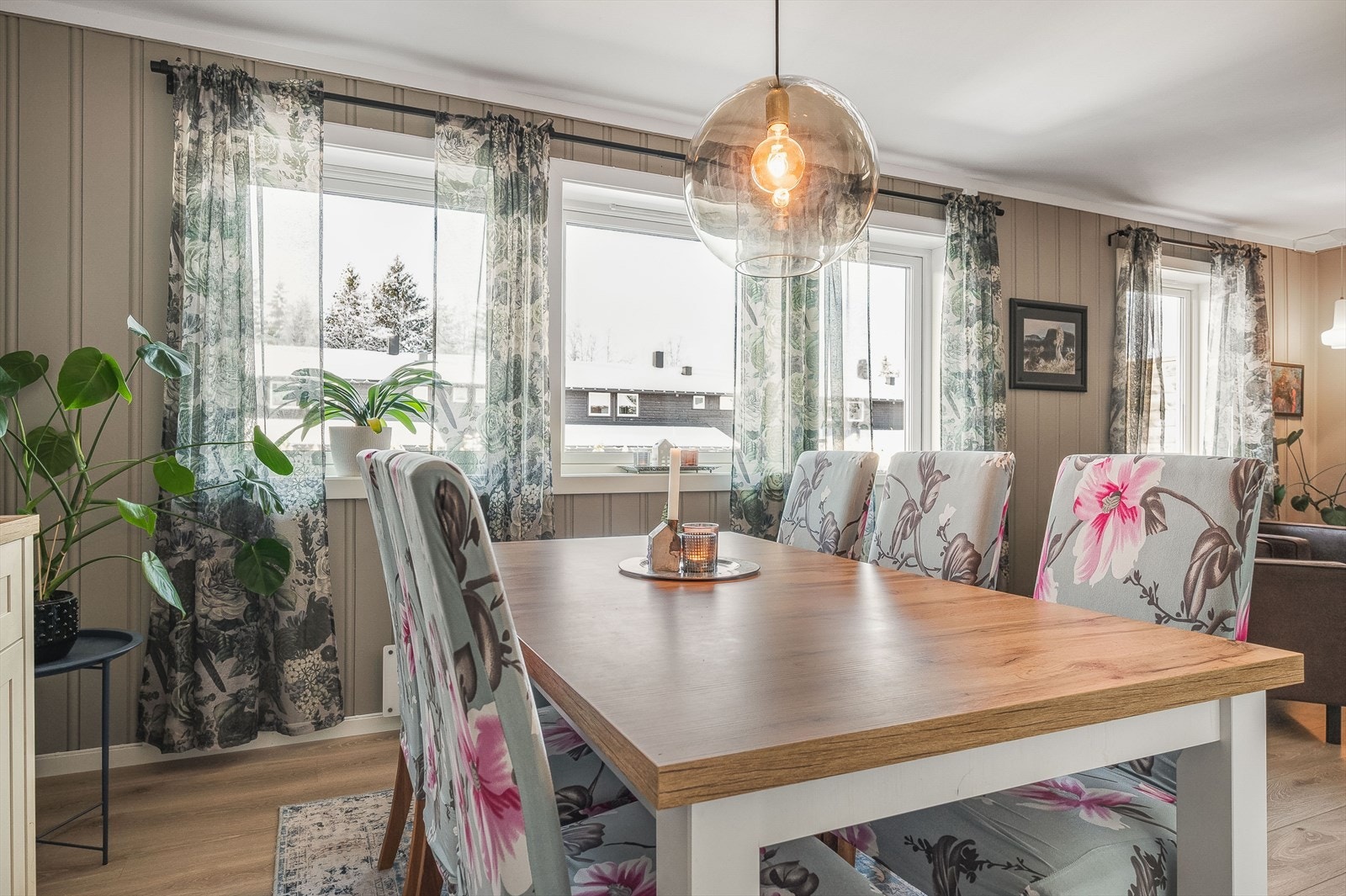 Det er godt med innlys fra flere store vindusflater! Galleribilde