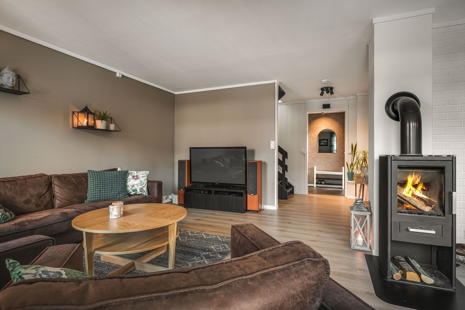 Stua er romslig og har god plass til stor sofagruppe med salongbord, mediemøblement og et spisebord i spisestua. Galleribilde