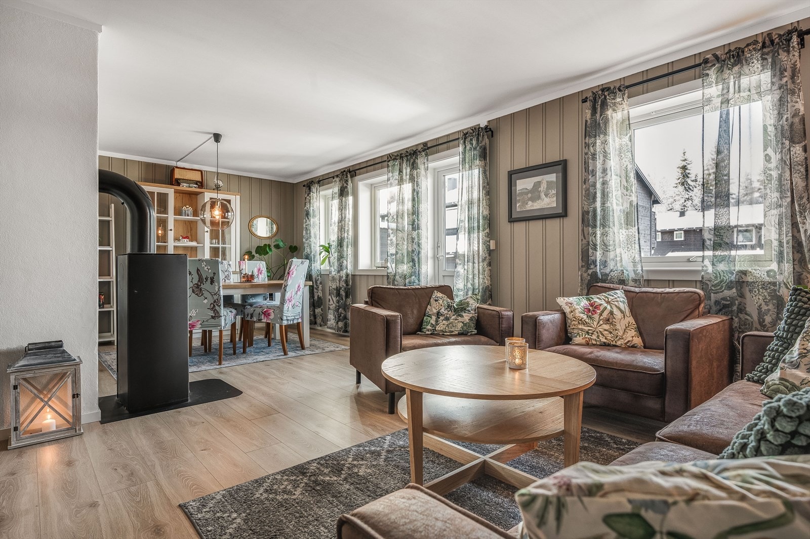 Stue og spisestue i åpen løsning gir et sosialt og fint oppholdsrom. Galleribilde