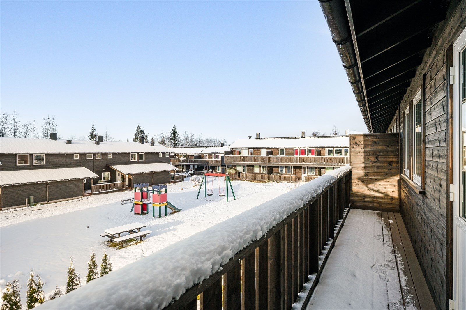 Balkong med fin utsikt mot hagen og borettslagets fellesområde. Galleribilde