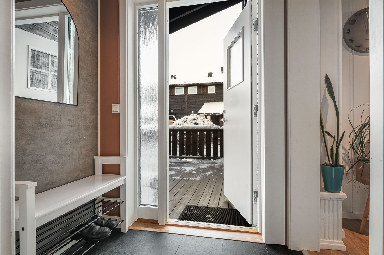 Lys og fin gang med klikkvinyl fra 2021 på gulv og malt tapet på vegger. Herfra er det adkomst til garderoberom og mellomgang med åpen løsning til stue og kjøkken. Galleribilde