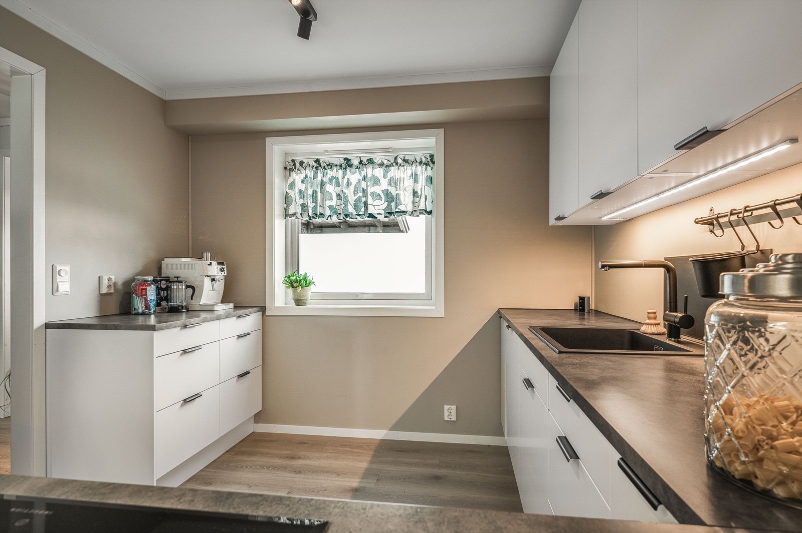 Innredningen har godt med lagringsplass i både skap og skuffer. Galleribilde