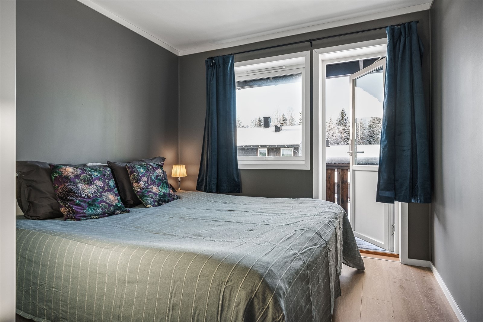 Boligen har tre soverom som alle ligger i 2. etasje. Det største soverommet har god plass til dobbeltseng og garderobeskap. Herfra er det også utgang til balkong. Galleribilde