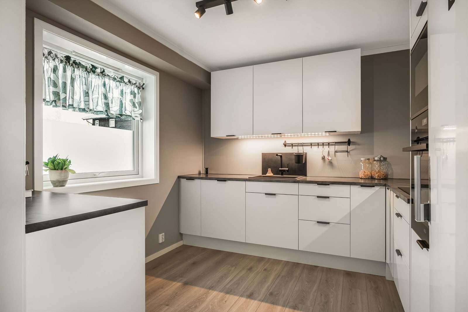 Innredningen har en pen, laminert bekeplate med mørk, kompositt kum. Galleribilde