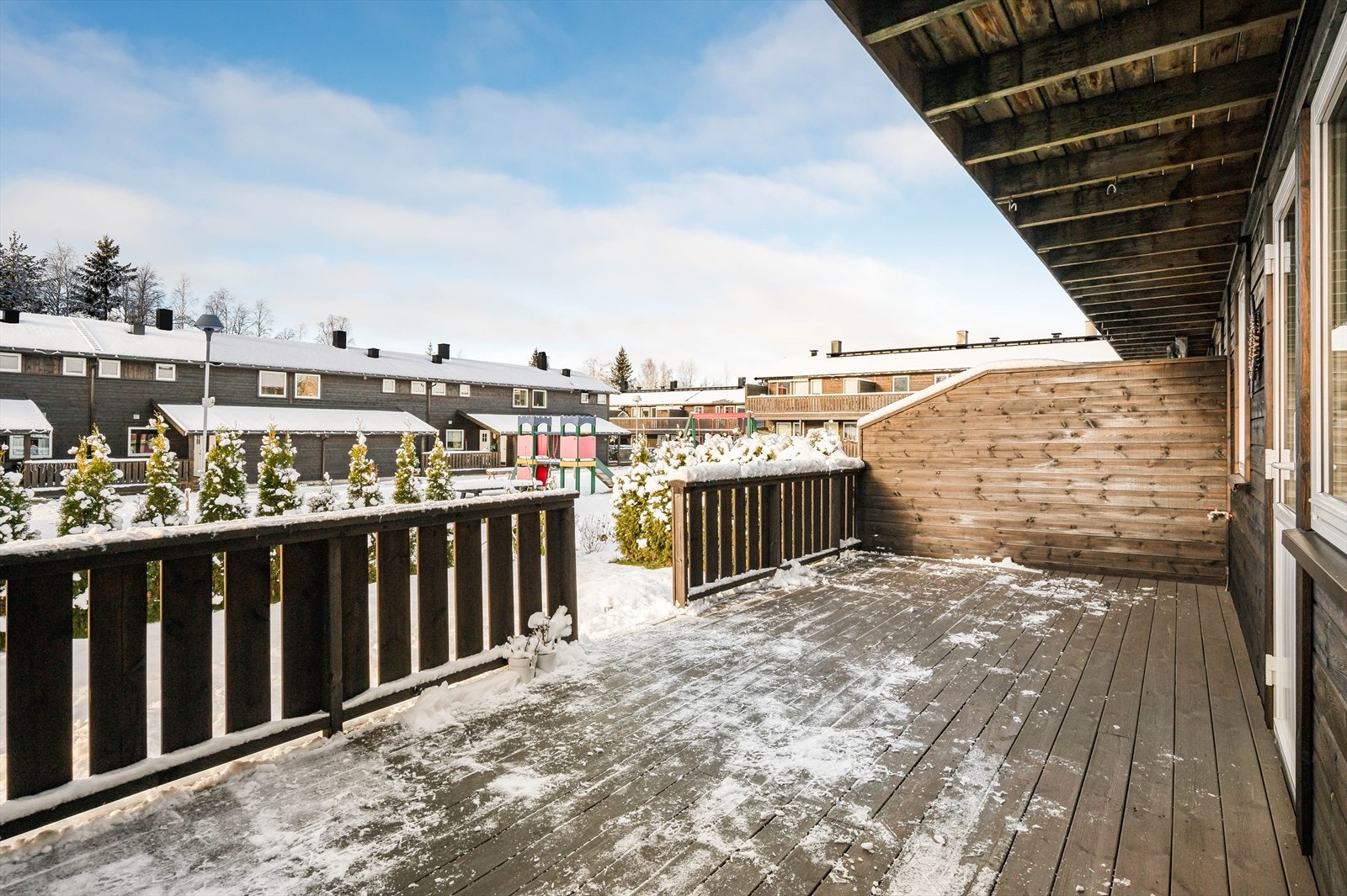 Det er utgang til vestvendt terrasse på ca. 21 kvm fra stua. Galleribilde