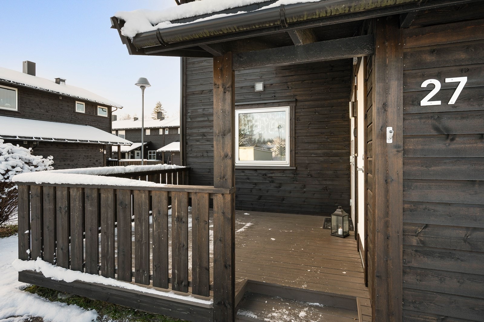 Leiligheten ligger i enden av boligbygget og har en koselig, delvis overbygd terrasse med rekkverk foran inngangspartiet. Galleribilde