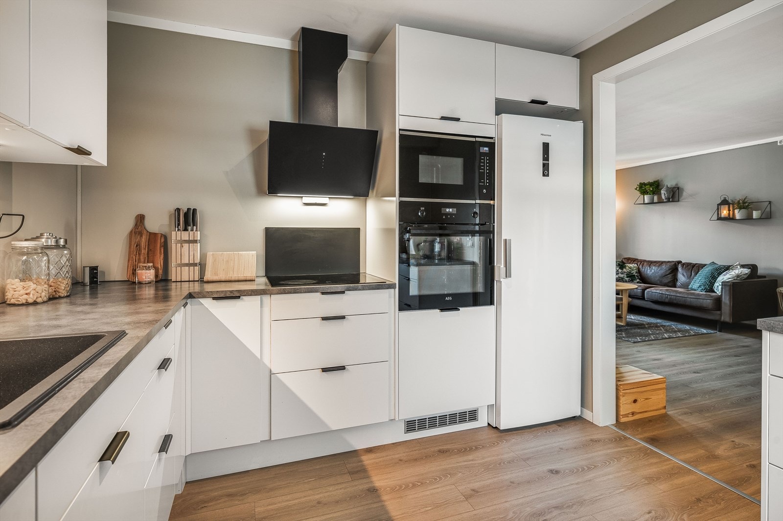 Fin, lys Norema kjøkkeninnredning fra 2021 med glatte fronter på over- og underskap. Galleribilde