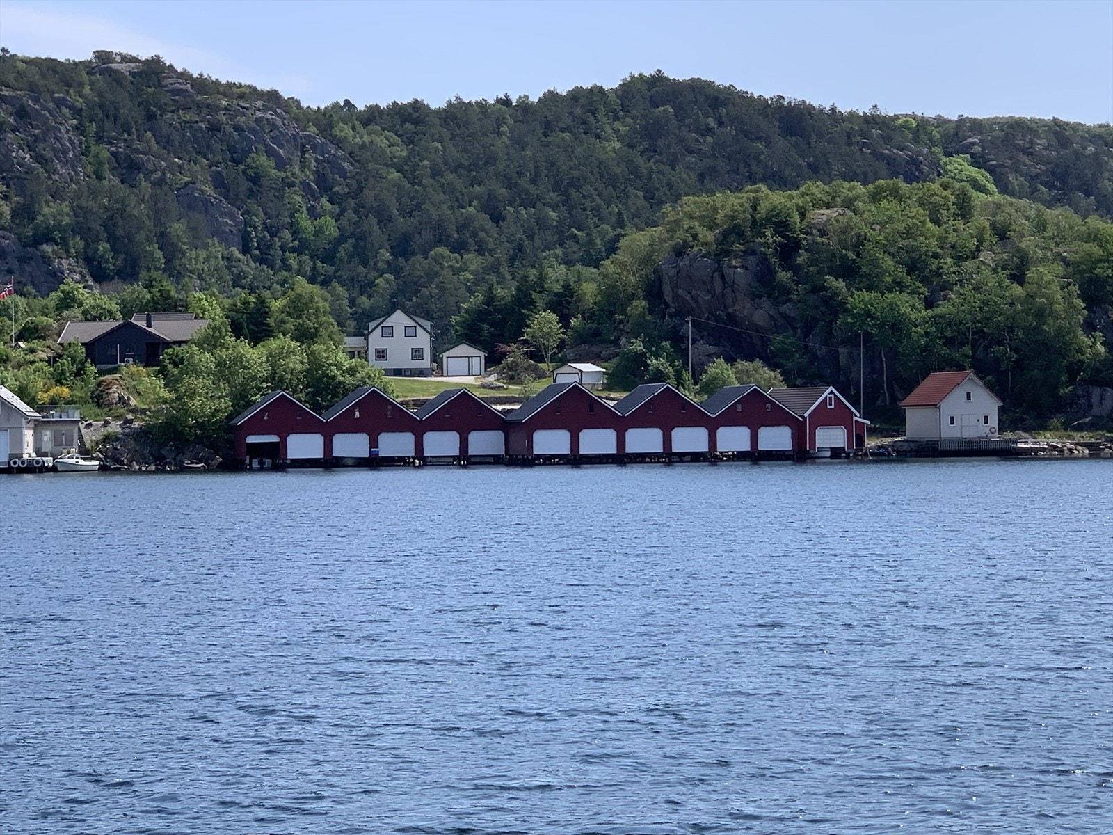 Båhus nummer 4 fra venstre Galleribilde