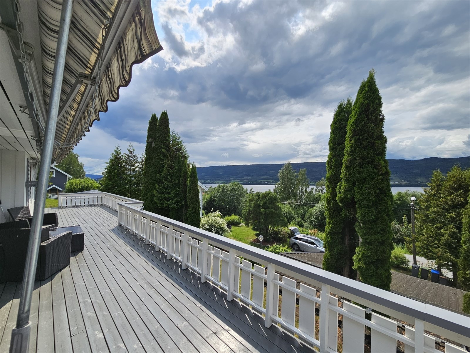Nydelig utsikt fra verandaen! Galleribilde